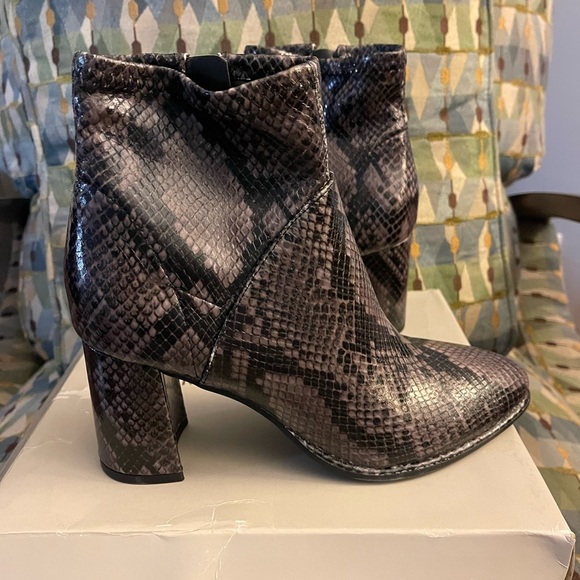 SALE!!! New Marc fisher snake heeled booties boots sz 7 - Picture 1 of 7